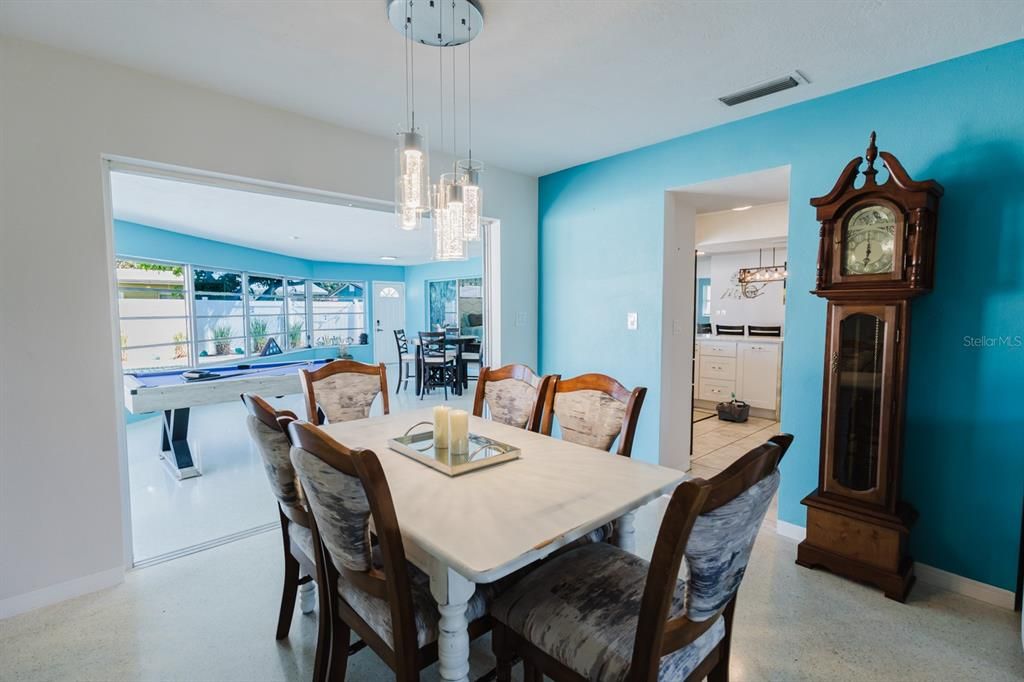 En Venta: $745,000 (3 camas, 3 baños, 2492 Pies cuadrados)