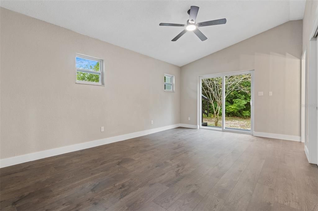 合同活跃: $399,999 (3 贝兹, 2 浴室, 1380 平方英尺)