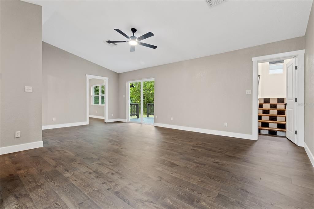 合同活跃: $399,999 (3 贝兹, 2 浴室, 1380 平方英尺)