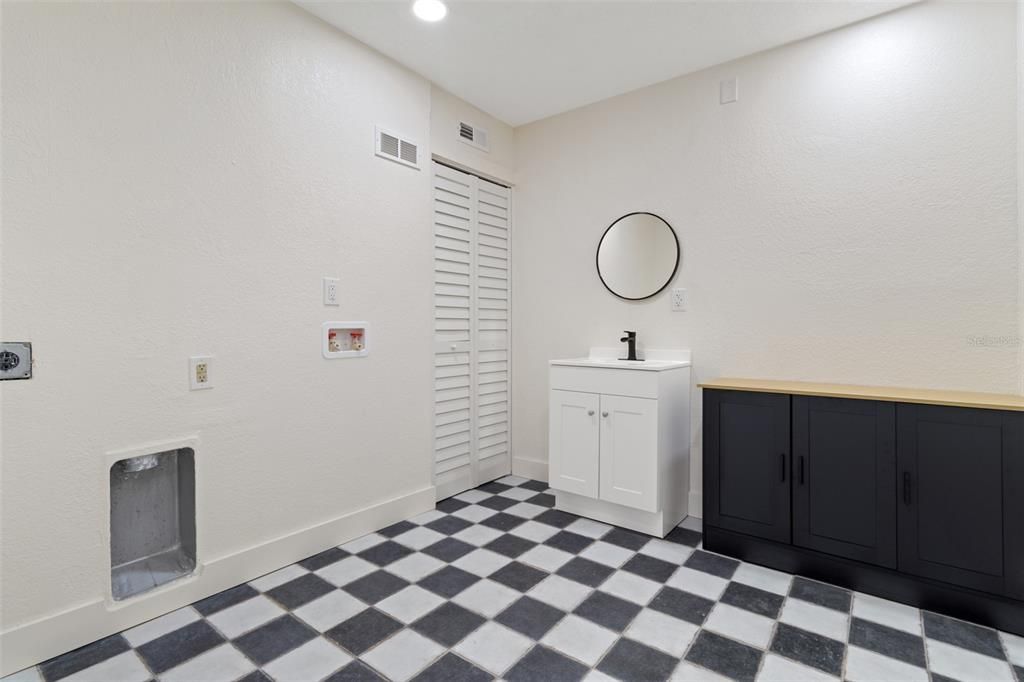 合同活跃: $399,999 (3 贝兹, 2 浴室, 1380 平方英尺)