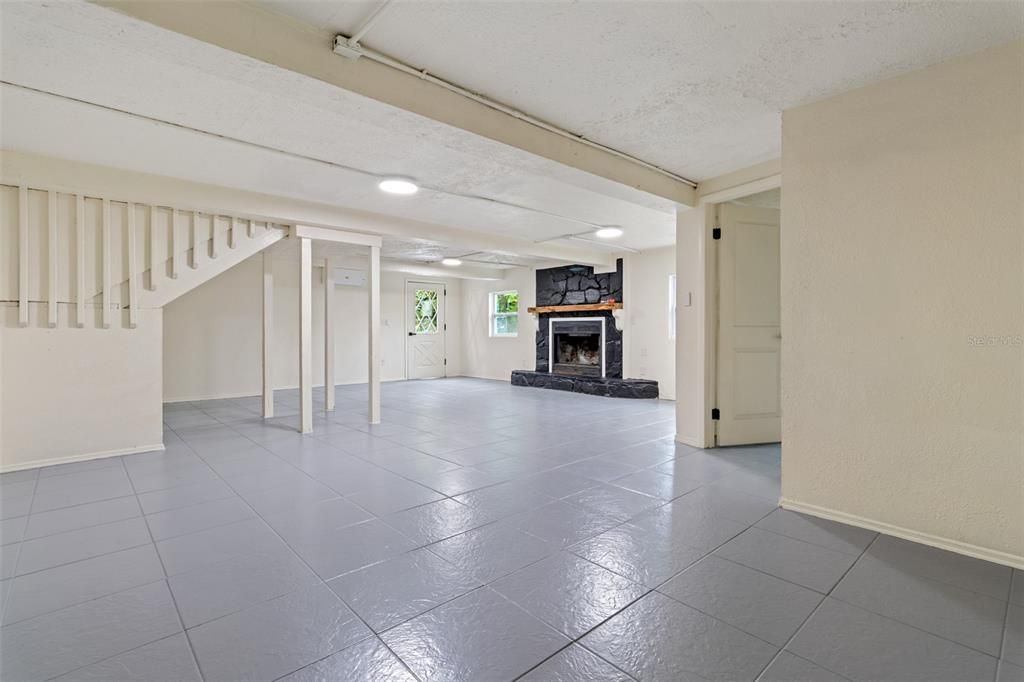 合同活跃: $399,999 (3 贝兹, 2 浴室, 1380 平方英尺)