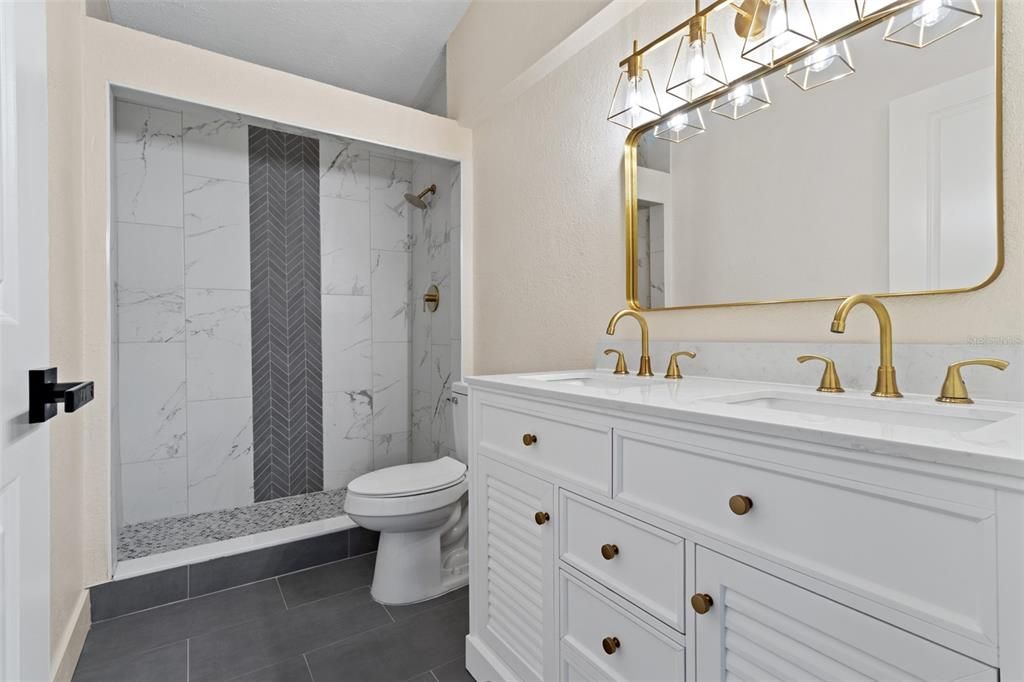 合同活跃: $399,999 (3 贝兹, 2 浴室, 1380 平方英尺)