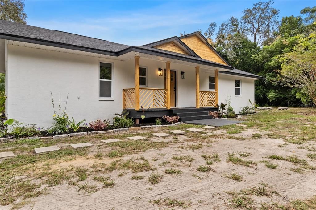 合同活跃: $399,999 (3 贝兹, 2 浴室, 1380 平方英尺)