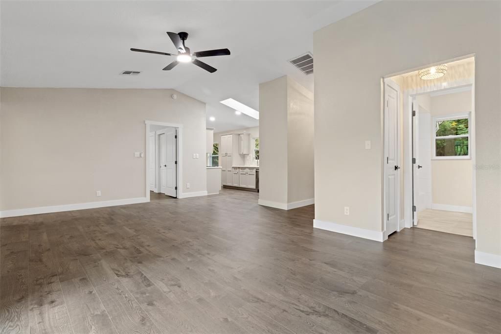 合同活跃: $399,999 (3 贝兹, 2 浴室, 1380 平方英尺)