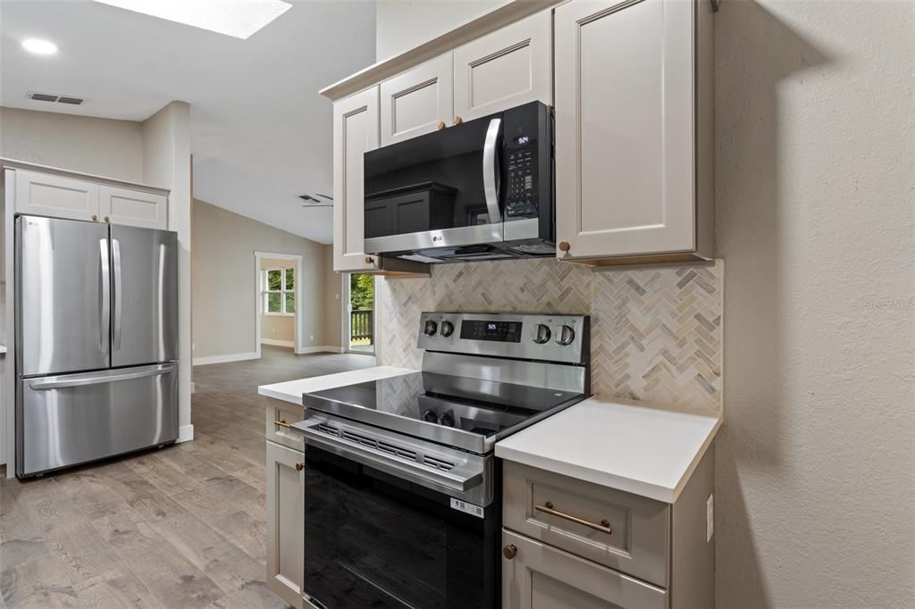 合同活跃: $399,999 (3 贝兹, 2 浴室, 1380 平方英尺)