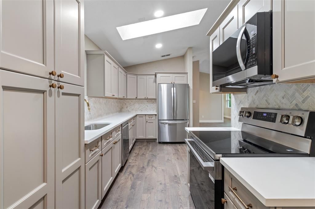 合同活跃: $399,999 (3 贝兹, 2 浴室, 1380 平方英尺)