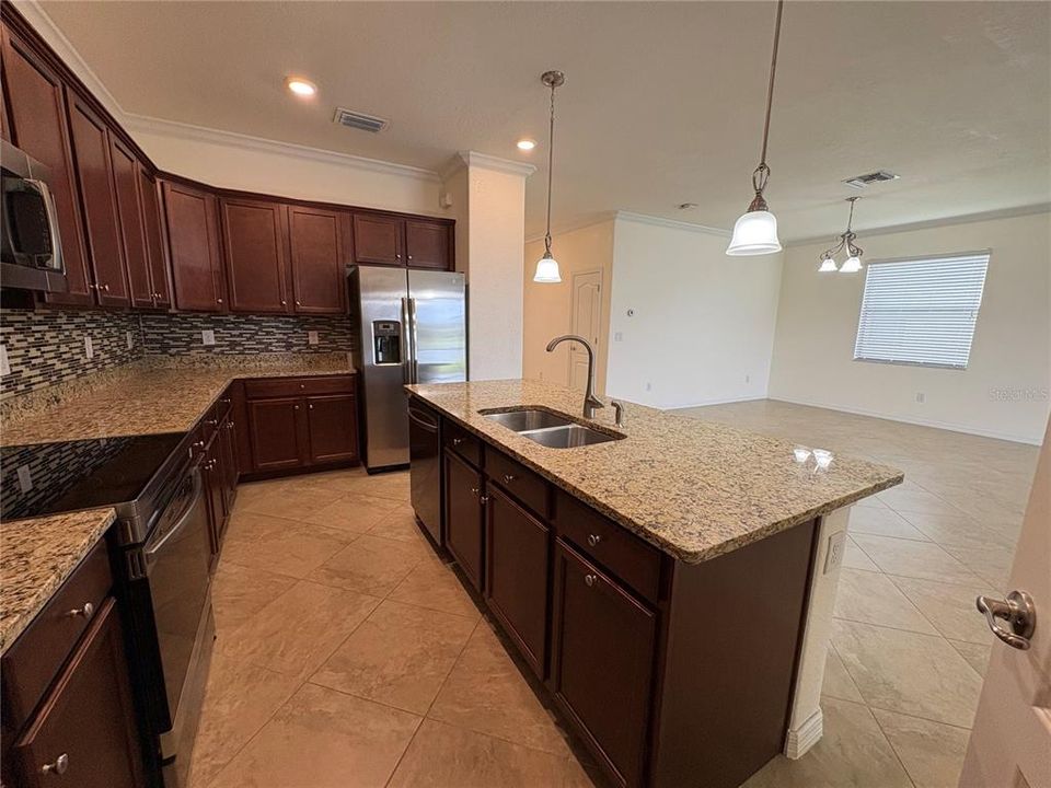 出租: $2,650 (4 贝兹, 3 浴室, 2006 平方英尺)