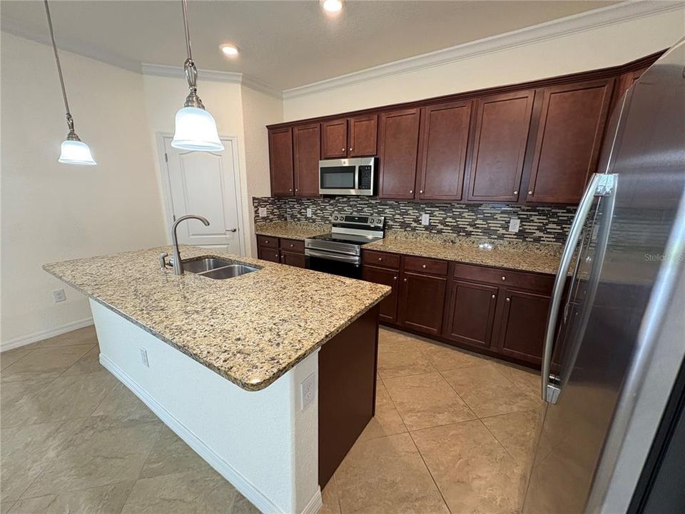 出租: $2,650 (4 贝兹, 3 浴室, 2006 平方英尺)