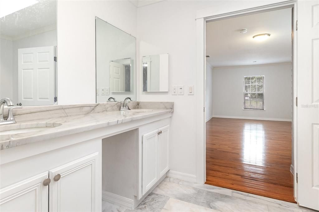 For Sale: $260,000 (3 beds, 2 baths, 1036 Square Feet)