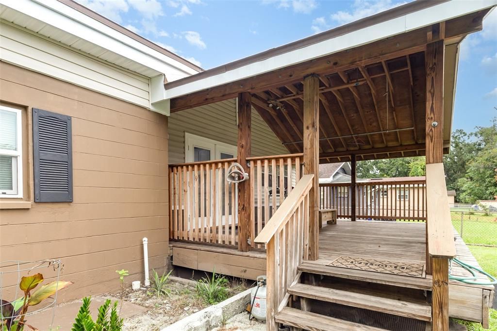 For Sale: $260,000 (3 beds, 2 baths, 1036 Square Feet)