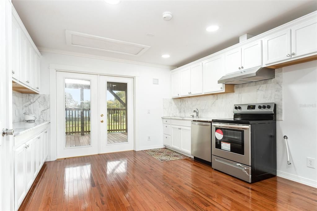 For Sale: $260,000 (3 beds, 2 baths, 1036 Square Feet)