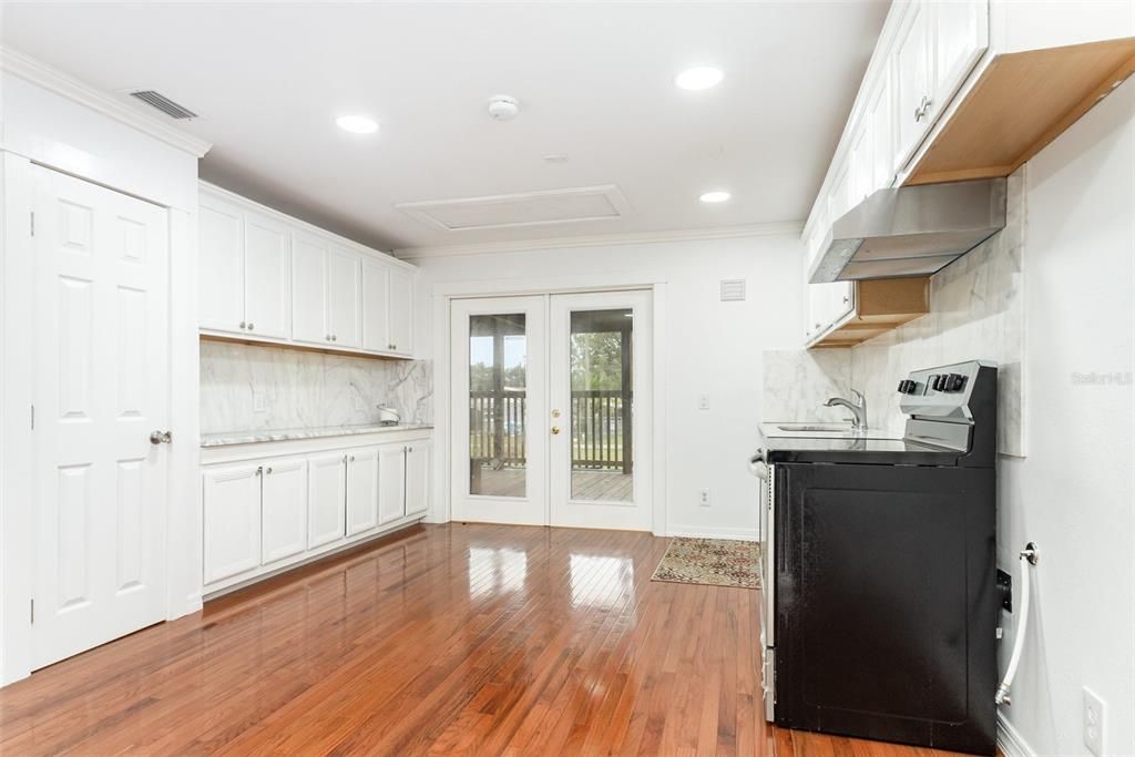 For Sale: $260,000 (3 beds, 2 baths, 1036 Square Feet)