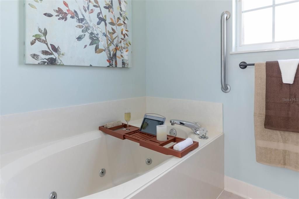 На продажу: $385,000 (3 спален, 2 ванн, 1810 Квадратных фут)