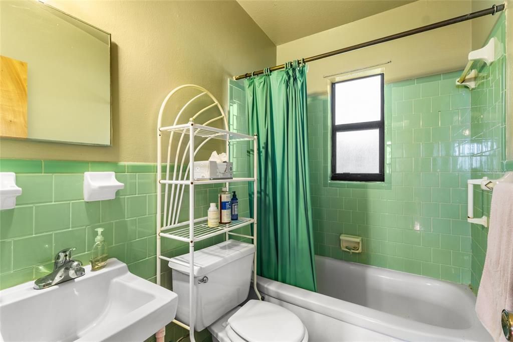 Activo con contrato: $225,000 (3 camas, 1 baños, 840 Pies cuadrados)