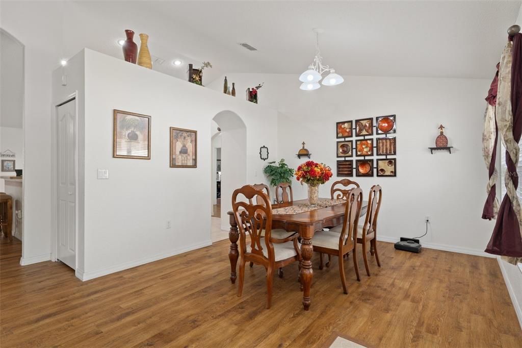 На продажу: $465,000 (3 спален, 2 ванн, 1955 Квадратных фут)