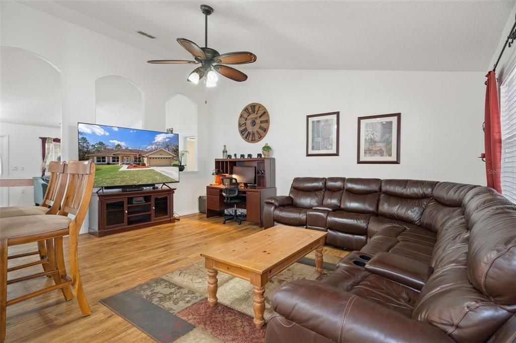 На продажу: $465,000 (3 спален, 2 ванн, 1955 Квадратных фут)