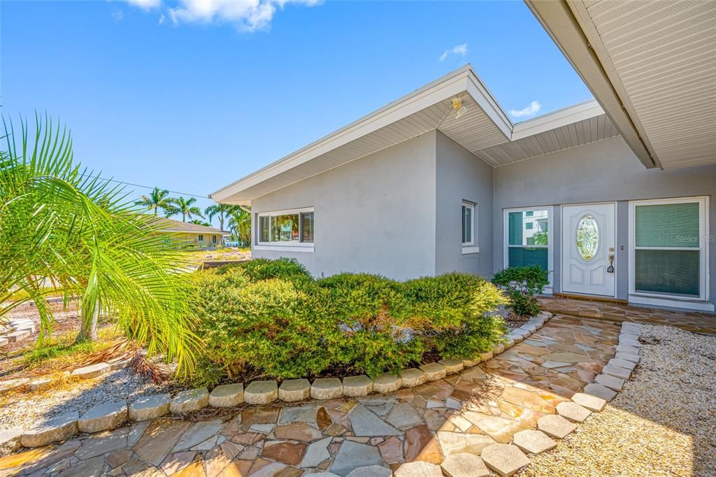 Active With Contract: $1,100,000 (3 beds, 3 baths, 1806 Square Feet)