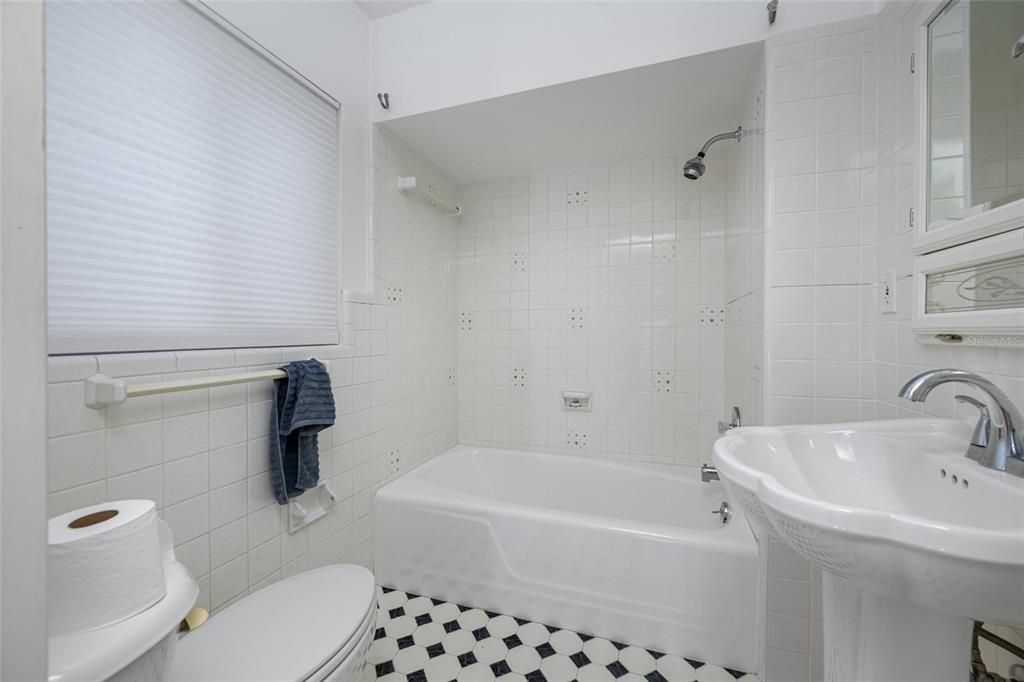 Active With Contract: $1,100,000 (3 beds, 3 baths, 1806 Square Feet)