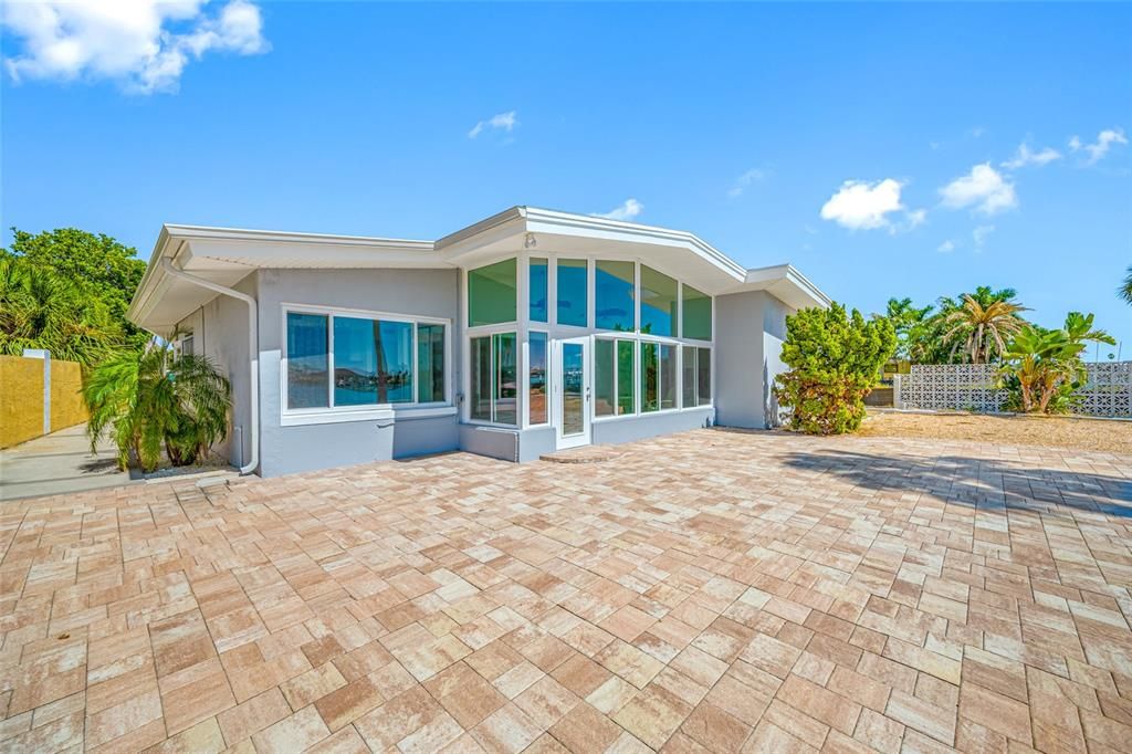 Active With Contract: $1,100,000 (3 beds, 3 baths, 1806 Square Feet)