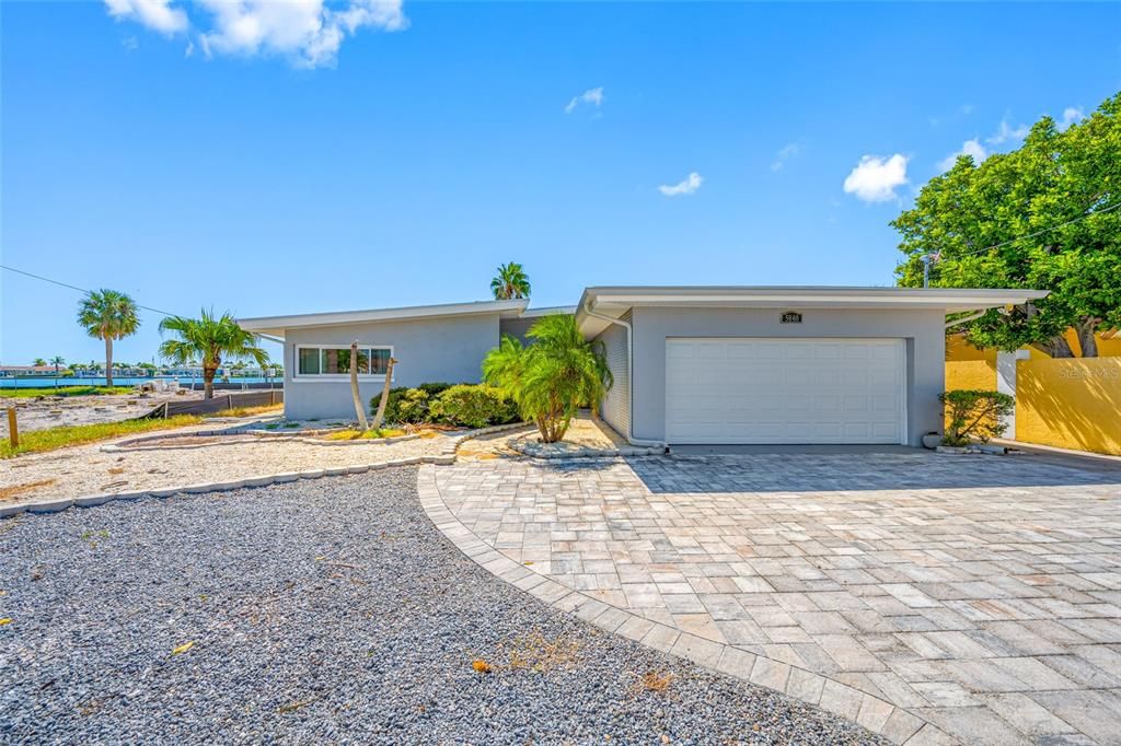 Active With Contract: $1,100,000 (3 beds, 3 baths, 1806 Square Feet)