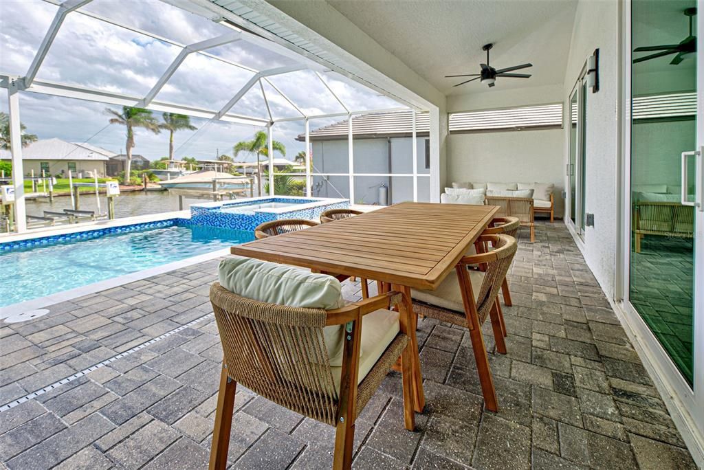 Activo con contrato: $885,000 (4 camas, 3 baños, 2104 Pies cuadrados)