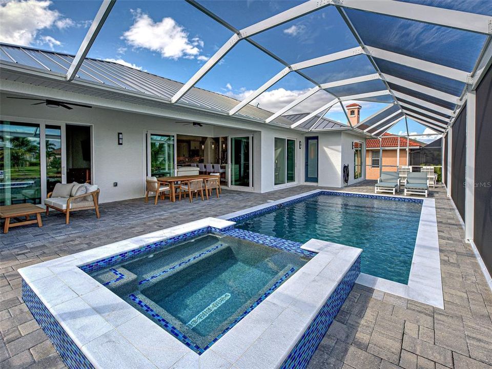 Activo con contrato: $885,000 (4 camas, 3 baños, 2104 Pies cuadrados)