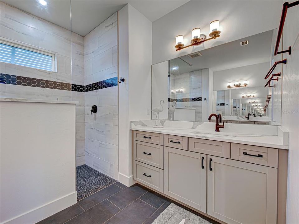 Activo con contrato: $885,000 (4 camas, 3 baños, 2104 Pies cuadrados)