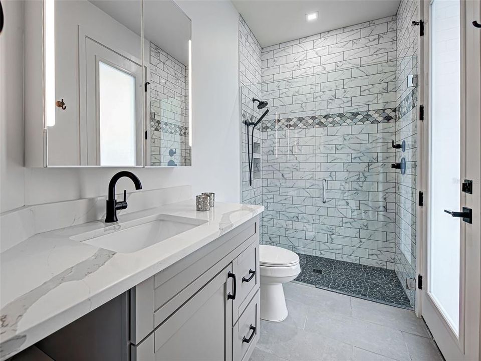 Activo con contrato: $885,000 (4 camas, 3 baños, 2104 Pies cuadrados)