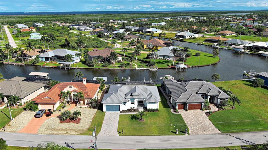 Activo con contrato: $885,000 (4 camas, 3 baños, 2104 Pies cuadrados)