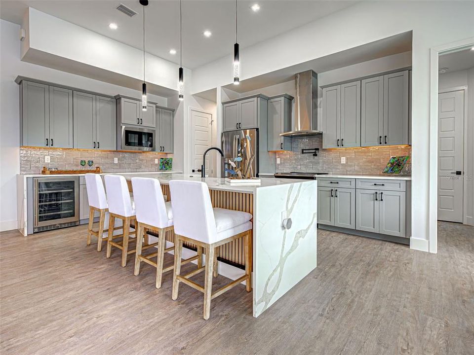 Activo con contrato: $885,000 (4 camas, 3 baños, 2104 Pies cuadrados)