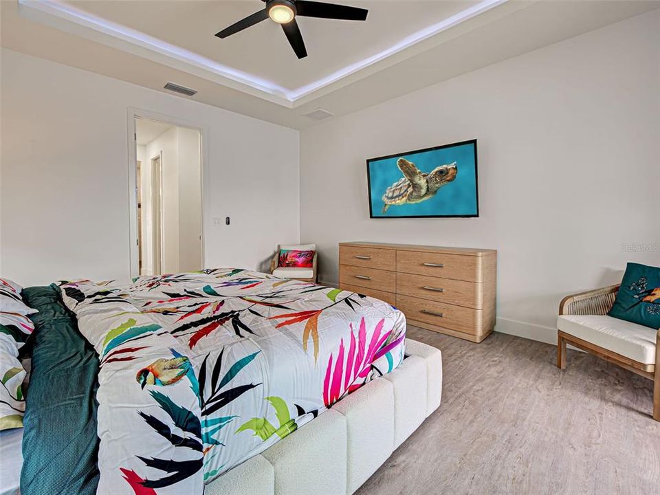 Activo con contrato: $885,000 (4 camas, 3 baños, 2104 Pies cuadrados)