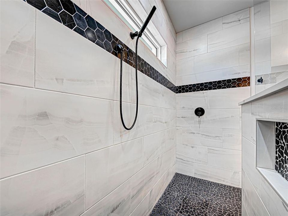 Activo con contrato: $885,000 (4 camas, 3 baños, 2104 Pies cuadrados)