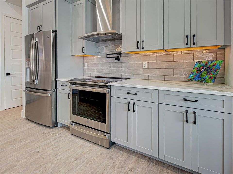 Activo con contrato: $885,000 (4 camas, 3 baños, 2104 Pies cuadrados)