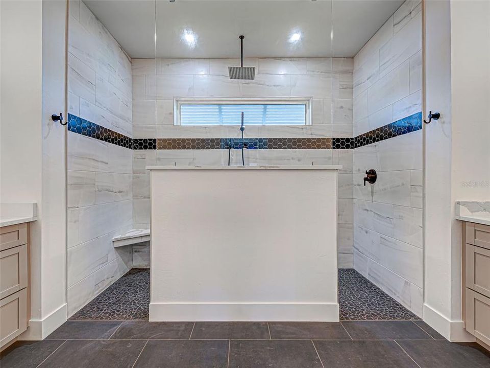 Activo con contrato: $885,000 (4 camas, 3 baños, 2104 Pies cuadrados)