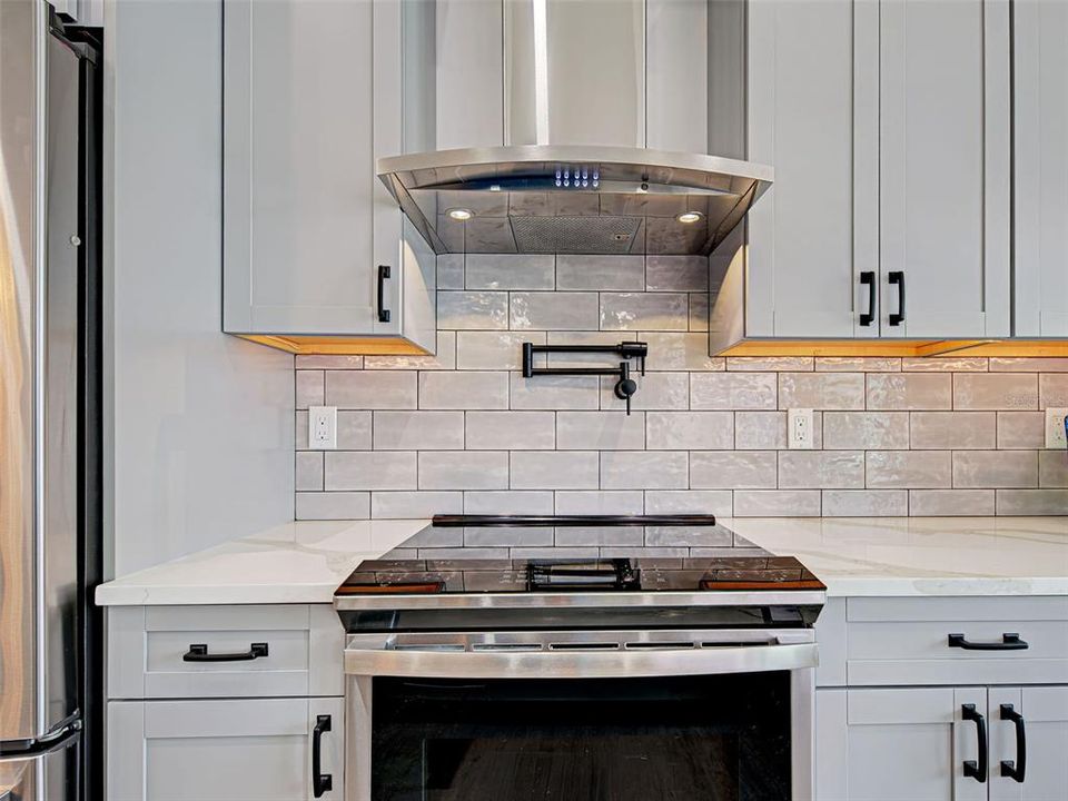 Activo con contrato: $885,000 (4 camas, 3 baños, 2104 Pies cuadrados)