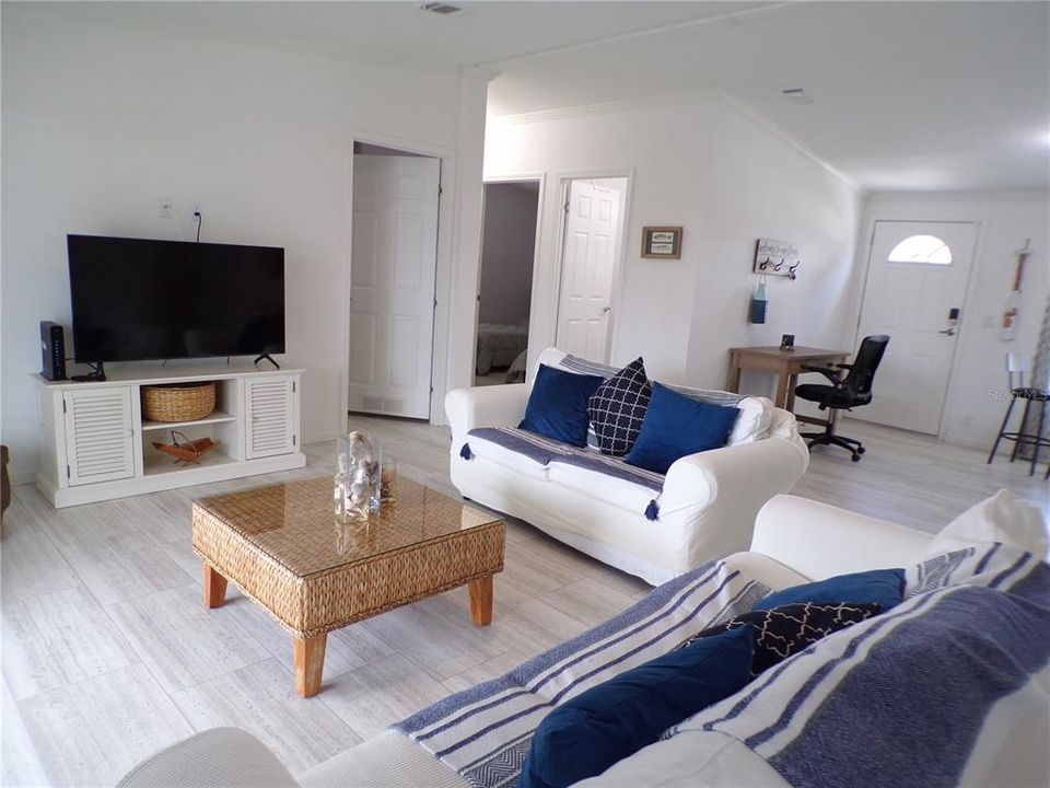 For Rent: $1,900 (3 beds, 2 baths, 1296 Square Feet)