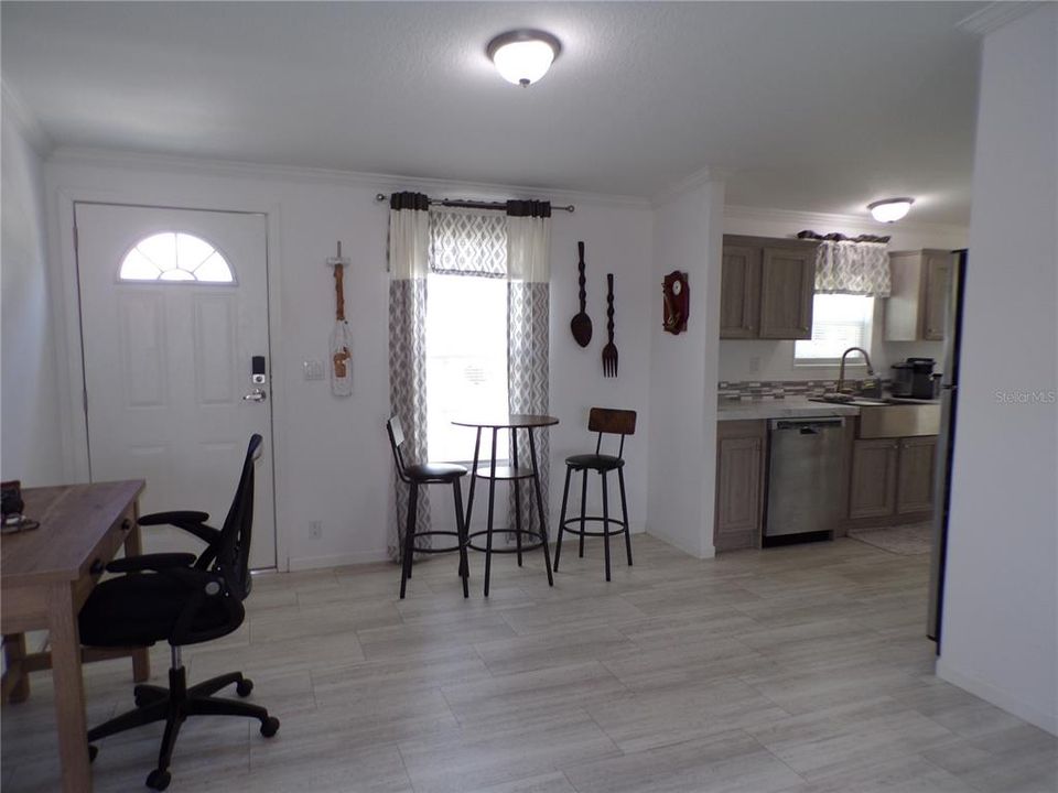 For Rent: $1,900 (3 beds, 2 baths, 1296 Square Feet)