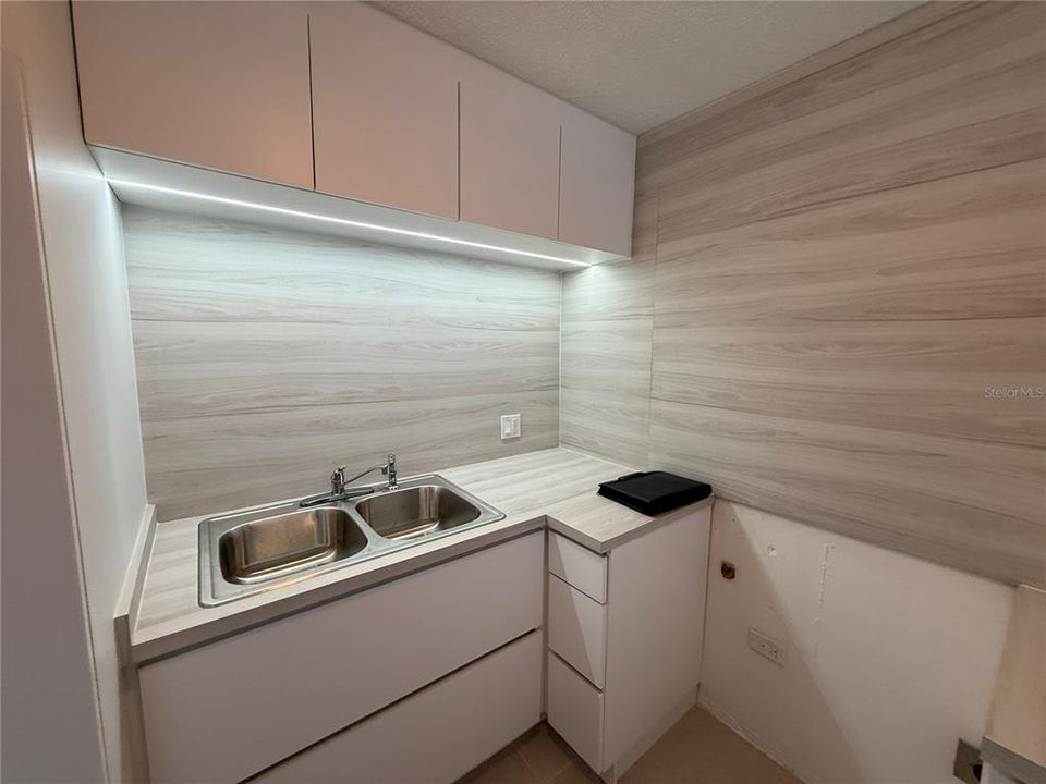 For Sale: $359,000 (1 beds, 1 baths, 700 Square Feet)