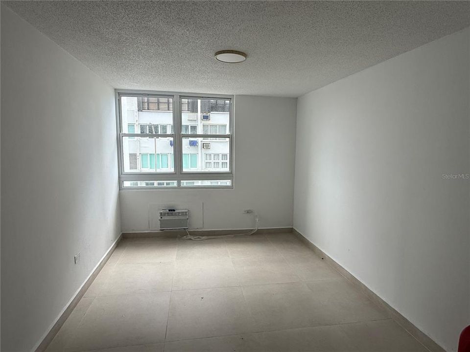 For Sale: $359,000 (1 beds, 1 baths, 700 Square Feet)