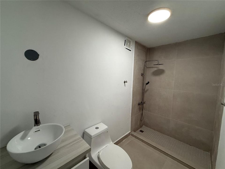 For Sale: $359,000 (1 beds, 1 baths, 700 Square Feet)