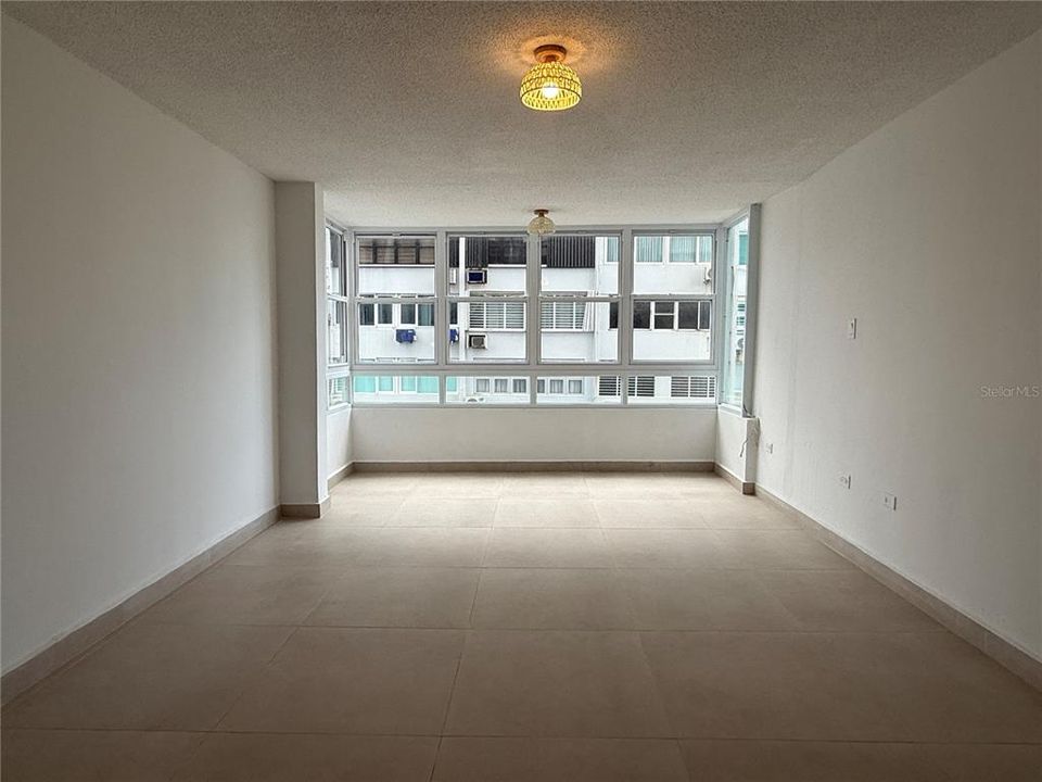 For Sale: $359,000 (1 beds, 1 baths, 700 Square Feet)