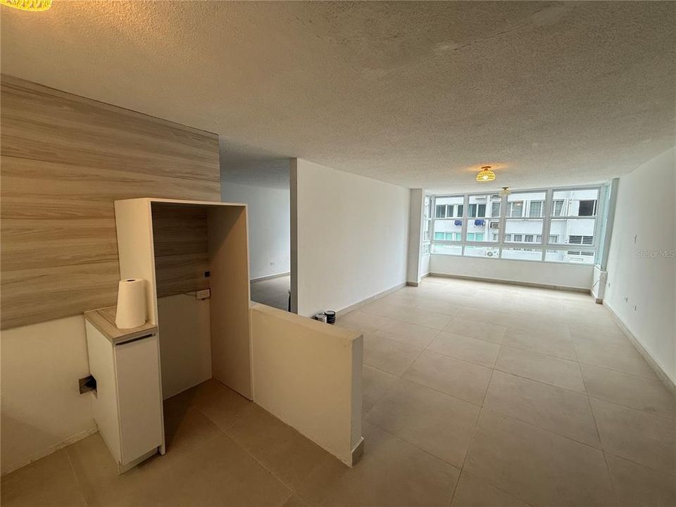 For Sale: $359,000 (1 beds, 1 baths, 700 Square Feet)