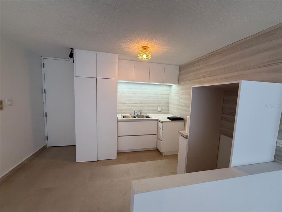 For Sale: $359,000 (1 beds, 1 baths, 700 Square Feet)