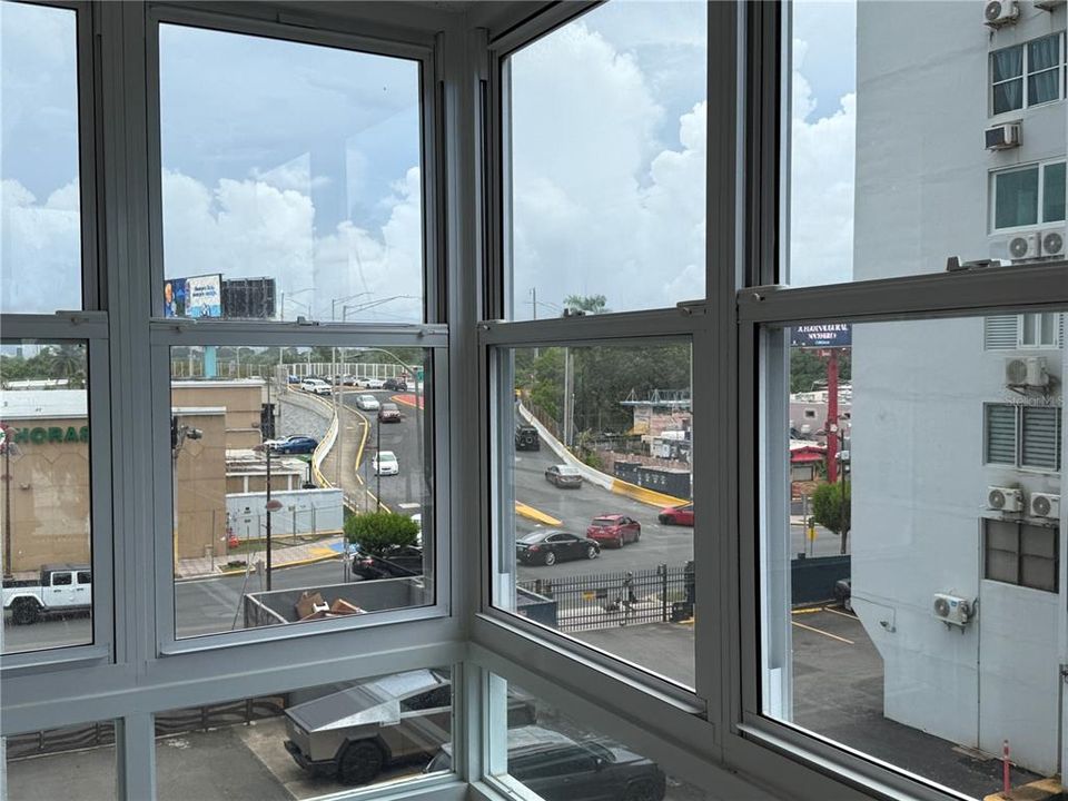 For Sale: $359,000 (1 beds, 1 baths, 700 Square Feet)