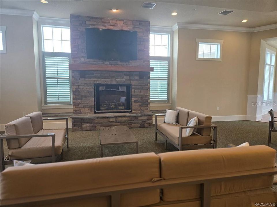 合同活跃: $353,000 (4 贝兹, 3 浴室, 2200 平方英尺)