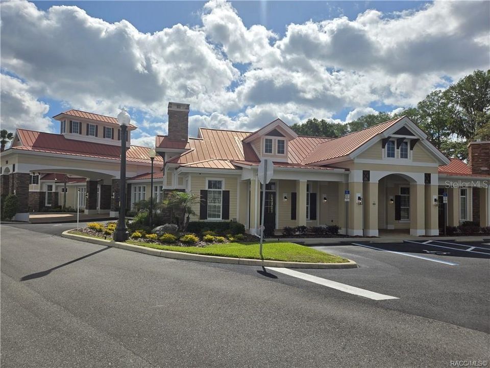 合同活跃: $353,000 (4 贝兹, 3 浴室, 2200 平方英尺)