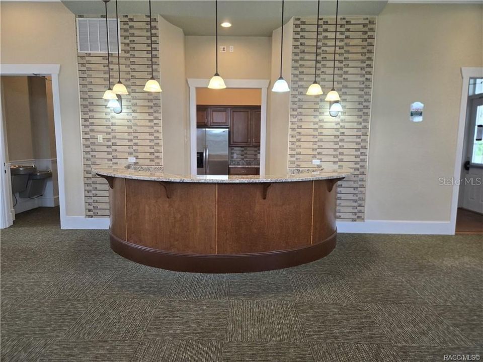 合同活跃: $353,000 (4 贝兹, 3 浴室, 2200 平方英尺)