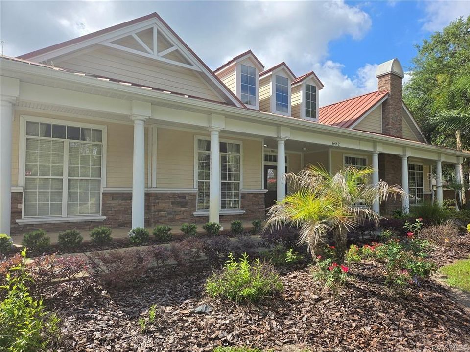 合同活跃: $353,000 (4 贝兹, 3 浴室, 2200 平方英尺)