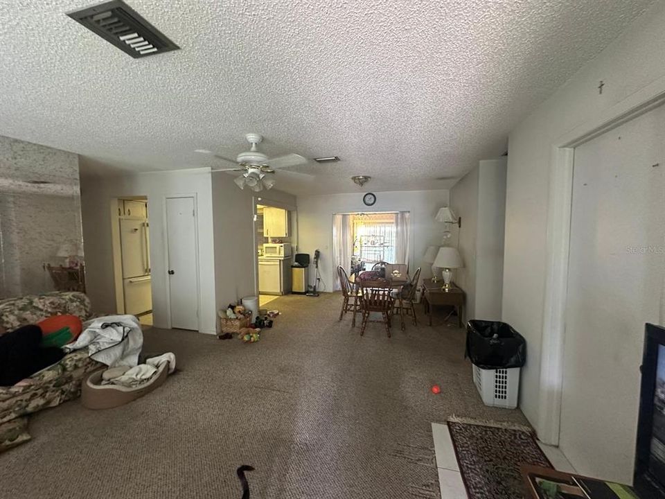 Под контрактом: $369,000 (4 спален, 2 ванн, 1692 Квадратных фут)