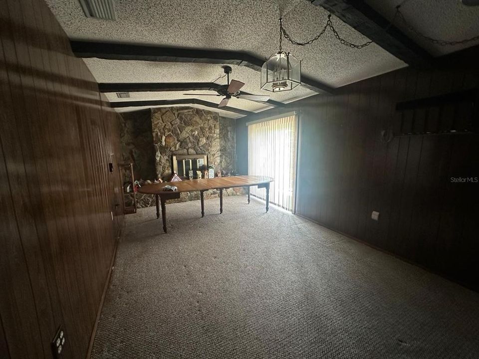 Под контрактом: $369,000 (4 спален, 2 ванн, 1692 Квадратных фут)